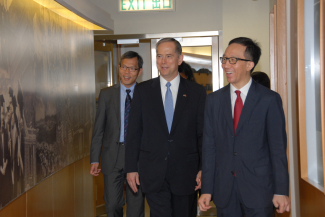 Another visit was held on September 16, 2015 by Clifford A. Hart, Jr., Consul General of The U.S. Consulate General in Hong Kong and Macau, focusing on our teaching and learning. (From Left to Right) Professor CS Lau, Associate Dean (Teaching and Learning), Clifford A. Hart, Jr., and Professor Gabriel M Leung, Dean of Li Ka Shing Faculty of Medicine, HKU.